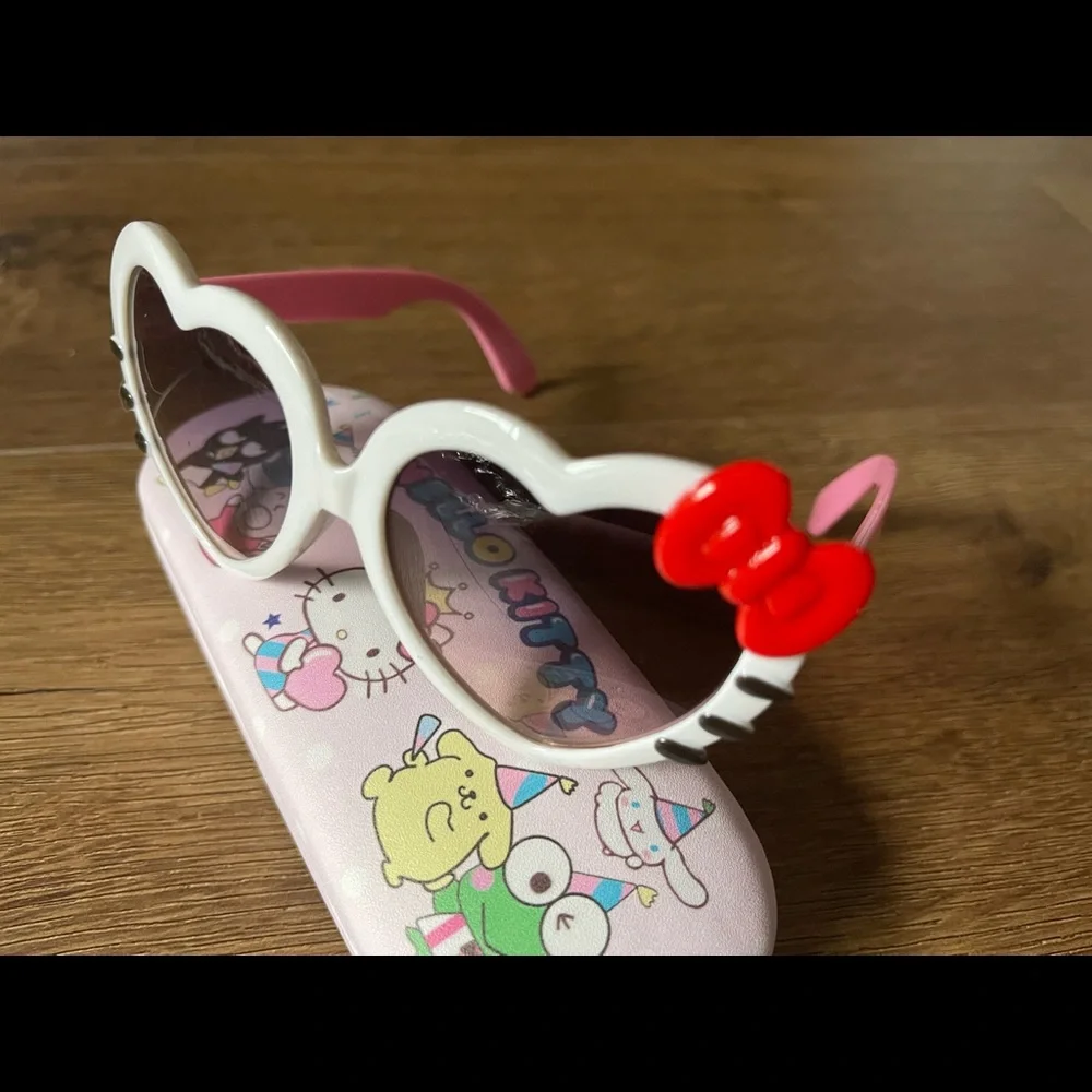 HELLO KITTY-NWT Children’s Sunglasses with Sanrio Case
